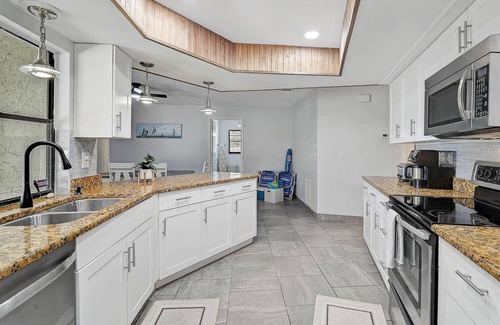 Whitfield House | Luxe Oasis w/Private Pool, Fire Pit, Dog Friendly, Near Beaches, Shopping, Dining and Attractions!
