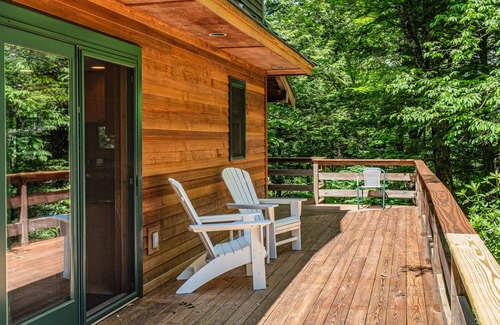 Quechee Cabin | Luxe Quechee home on quiet road - chef’s kitchen, two-car garage, screened porch