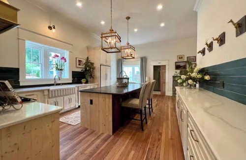 Tupelo House | LUXE Remodel Historic 1 BR in PERFECT location