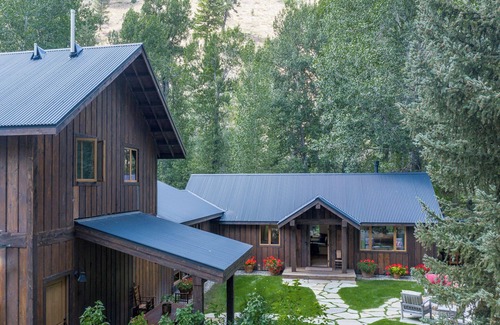 Board Ranch House | Luxe Ski Chalet -1 mile to Lifts. Hot Tub. Fire Pit. Designer Furnished. Private