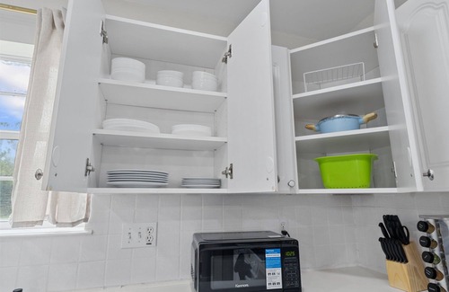 Braeswood Place House | Luxe Spacious 5BR Mansion, 2mins to NRG Stadium, Stays 13, BBQ, Projector, Park