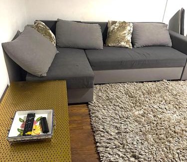 Luton Apartment | Luxe Spacious & Central 2Bed Luton Apartment - Free Parking - Free Wi-Fi - Near LTN Airport & L&D Hospital