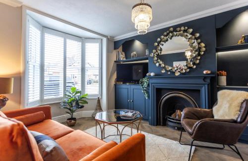 Stratford-upon-Avon House | Luxe Stratford Townhouse beautifully renovated, well equipped, sleeps 4, 2 bathrooms, free parking - minutes walk to town, RSC & pubs - pet friendly