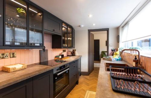Stratford-upon-Avon House | Luxe Stratford Townhouse beautifully renovated, well equipped, sleeps 4, 2 bathrooms, free parking - minutes walk to town, RSC & pubs - pet friendly