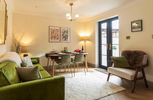 Stratford-upon-Avon House | Luxe Stratford Townhouse beautifully renovated, well equipped, sleeps 4, 2 bathrooms, free parking - minutes walk to town, RSC & pubs - pet friendly