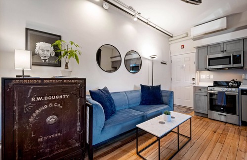Beacon Apartment | Luxe Studio 4 On Main Street -Luxury Steam Shower, Views! Kitchen, Washer/Dryer