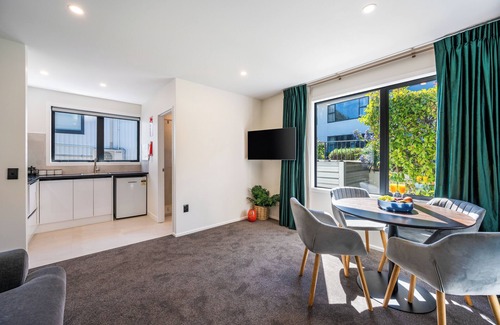 Queenstown City Centre Hotel | Luxe Suites and Apartments