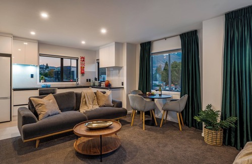 Queenstown City Centre Hotel | Luxe Suites and Apartments