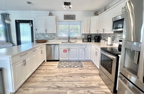 Central Fort Lauderdale House | LUXE Waterfront! Htd Pool HotTub Kayaks n3ml to Beach/Las Olas Blvd. Sleeps 11