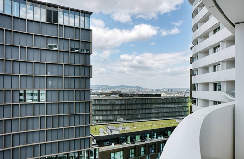Favoriten Apartment | Luxe Wieden 1BR w/Balcony, Gym, Elevator, walk to U-Bahn, by Blueground