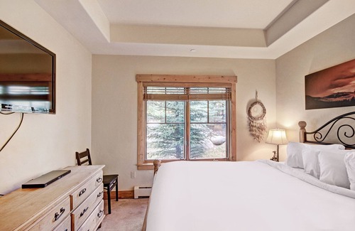 Breckenridge House | Luxe Winter - 2br - Stroll To Gondolas + Downtown 2 Bedroom Townhouse by RedAwning