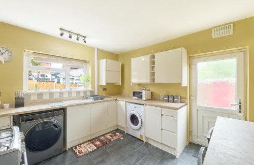 Stoke-on-Trent House | Luxehome-3BR-7guest-Freeparking-garden