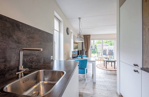 Den Burg House | Luxuriöses Ferienhaus für 2 Personen am Waldrand. Mit Garten,parkplatz und Sauna