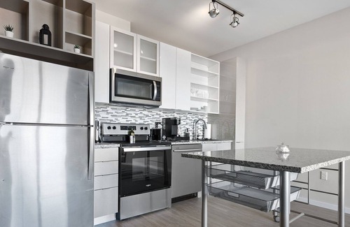 Crossroads Arts District Condo | Luxuriate in Style with Our Retreat Featuring a Spectacular Rooftop 347
