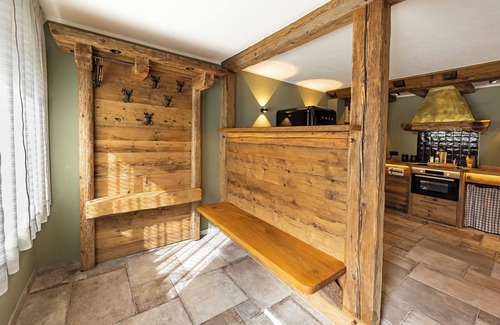 Untervalme Apartment | Luxurios Lodge-Style Apartment with Mountain View