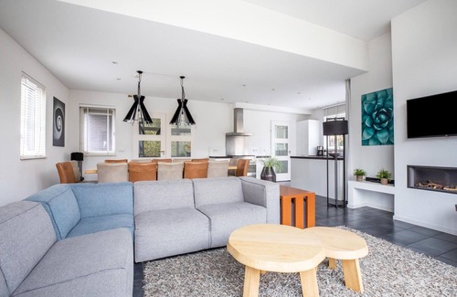 Zeewolde House | Luxurious 12-person houseboat with jacuzzi, sauna, 5 bedrooms, and garden by the water. Includes swim ladder, covered balcony, and large dining table. Located at Villa Resort Harderwold near the Veluwemeer!
