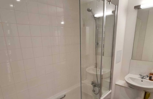 Barking Apartment | Luxurious 2 bed with breathtaking view!
