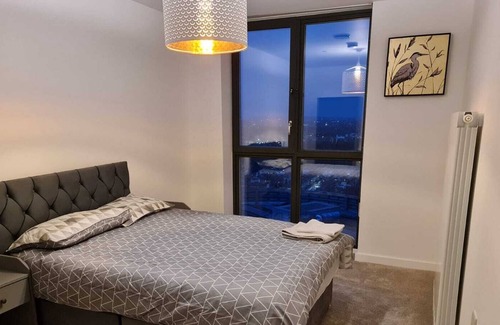 Barking Apartment | Luxurious 2 bed with breathtaking view!