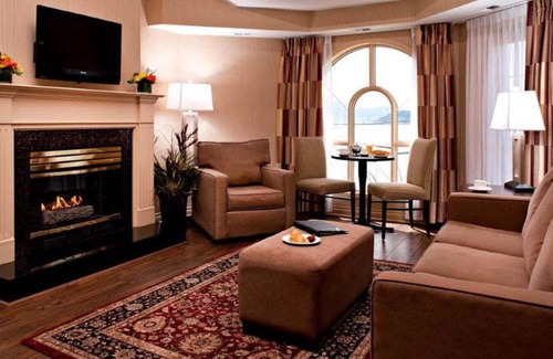 Kelowna Central Business District Condo | Luxurious 2 bedroom condo on Lake Okanagan