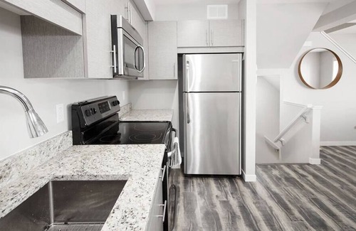 Fort Gary House | Luxurious 2 Bedroom Townhouse with Garage & Wi-Fi!