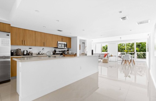 Bay Harbor Islands Apartment | Luxurious 2BR 3BA Apt | Bay Harbor Islands Family-Friendly Stay with Rooftop