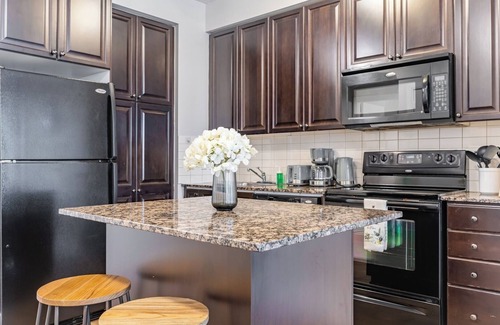 Downtown Mississauga Apartment | Luxurious 2BR-2Bath Condo in Mississauga SquareOne