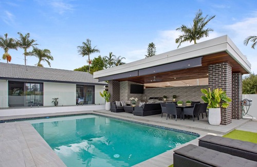Benowa House | Luxurious 4 Bedroom Family Home with pool