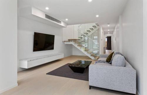 Apollo Bay House | luxurious 4 Bedroom Ocean View Holiday House