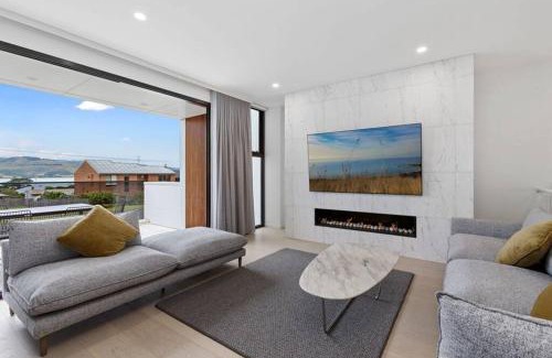 Apollo Bay House | luxurious 4 Bedroom Ocean View Holiday House