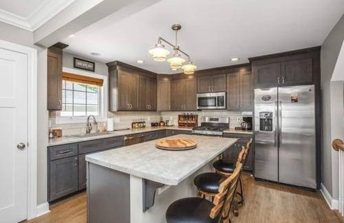 Northeast South Bend House | Luxurious 4-Bedroom House, 10-minute walk to Notre Dame