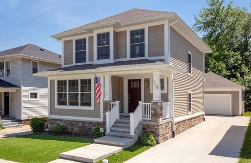 Northeast South Bend House | Luxurious 4-Bedroom House, 10-minute walk to Notre Dame