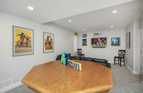 Northeast South Bend House | Luxurious 4-Bedroom House, 10-minute walk to Notre Dame