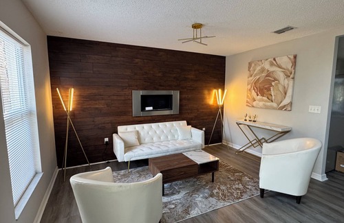 Spring Hill House | Luxurious 4-bedroom Pool house with Game Room , WiFi in fabulous Spring Hill