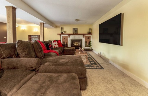 East Kootenay House | LUXURIOUS 5,500 sqft Home: 5 Br/5 Ba | PRIVATE Pool & Hot Tub | STEPS to Beach