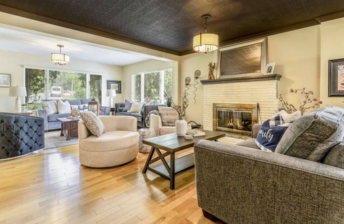East Kootenay House | LUXURIOUS 5,500 sqft Home: 5 Br/5 Ba | PRIVATE Pool & Hot Tub | STEPS to Beach