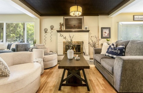 East Kootenay House | LUXURIOUS 5,500 sqft Home: 5 Br/5 Ba | PRIVATE Pool & Hot Tub | STEPS to Beach