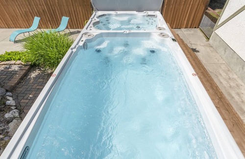 East Kootenay House | LUXURIOUS 5,500 sqft Home: 5 Br/5 Ba | PRIVATE Pool & Hot Tub | STEPS to Beach