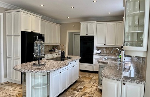 Welland Villa | Luxurious 5-acre estate is only 15 minutes from the majestic Niagara Falls