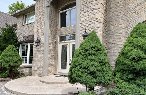Welland Villa | Luxurious 5-acre estate is only 15 minutes from the majestic Niagara Falls