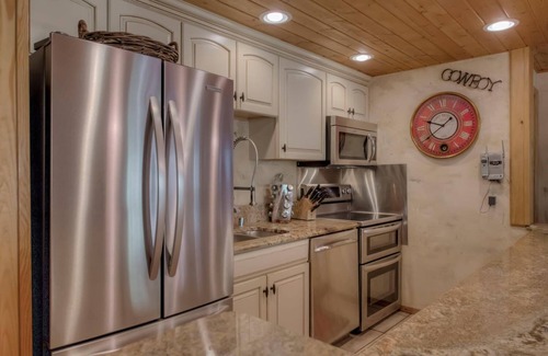 Warrior's Mark Condo | Luxurious. 5 Star Property. Walking distance to Lifts & Main Street. Hot tubs.