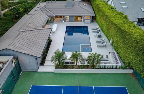 The Flats Villa | Luxurious 6-bedroom villa in charming Beverly Hills with WiFi, AC, fitness room