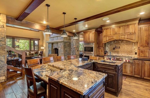 Boulder Ridge House | Luxurious 6BR, Hot Tub, 3Min Walk to Main Lifts