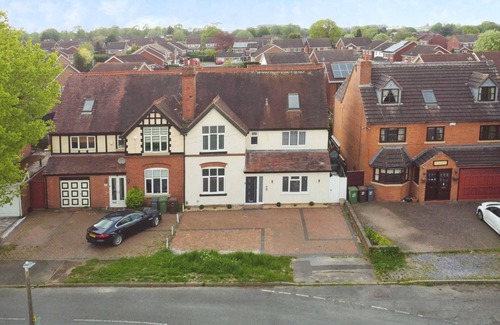 Barnt Green House | Luxurious 7-Bedroom Home in Solihull, close to NEC & BHX