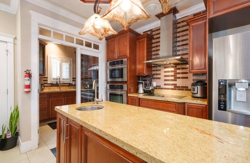 Riley Park-Little Mountain House | Luxurious 8-Bedroom Villa in Central Vancouver