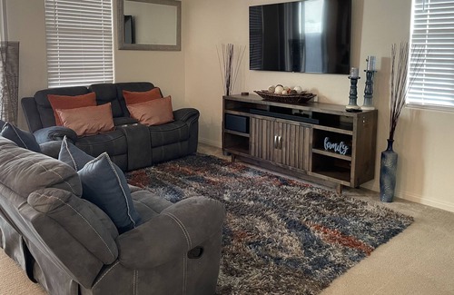 Las Vegas House | Luxurious Affordable 3 Bedroom Home Away From Home