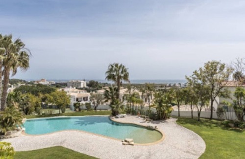Albardeira Apartment | Luxurious apartment, sea view, pool, large gardens and tennis court