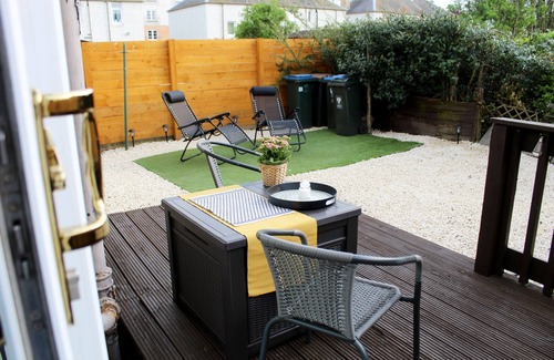 Perth Apartment | Luxurious Apartment with South facing Garden & Free parking