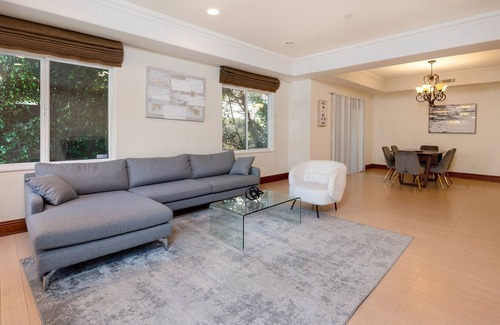 The Flats Apartment | Luxurious Apt: Your Private Gem in LA!