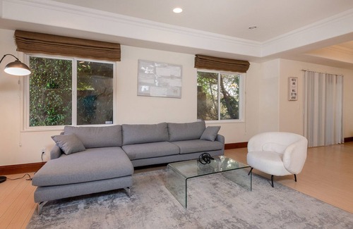 The Flats Apartment | Luxurious Apt: Your Private Gem in LA!