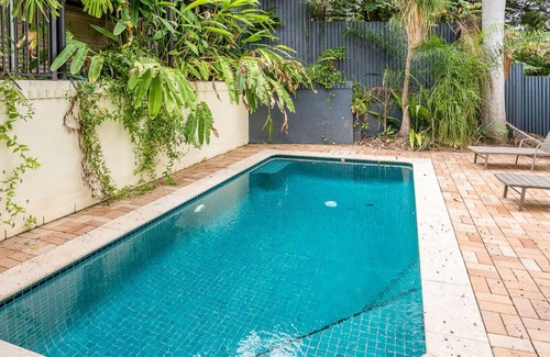 Hamilton House | Luxurious Art Deco House in Upscale Hamilton